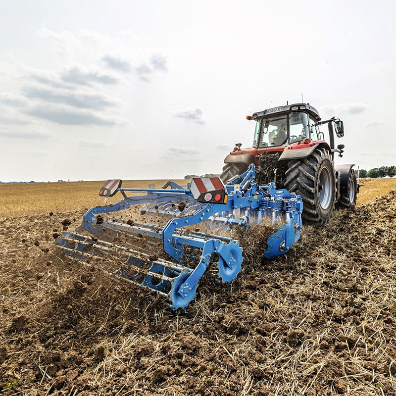 déchaumeur Lemken qui travaille dans un champs