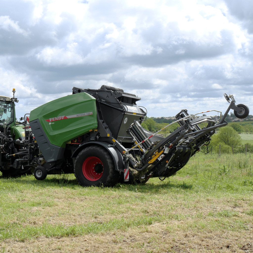 presse à balles Fendt Rotana V attelée à un tracteur fendt dans un champs