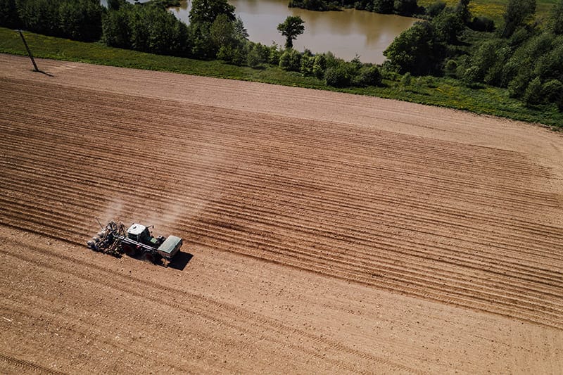 Tracteur avec agriculture de précision dans un champs