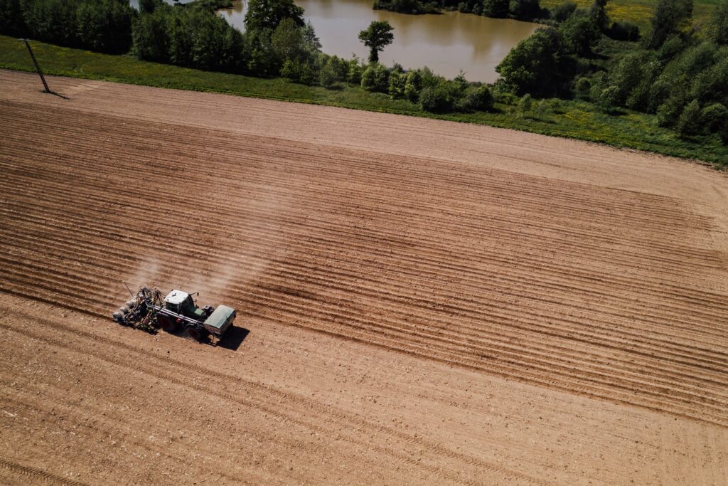 Tracteur avec agriculture de précision dans un champs