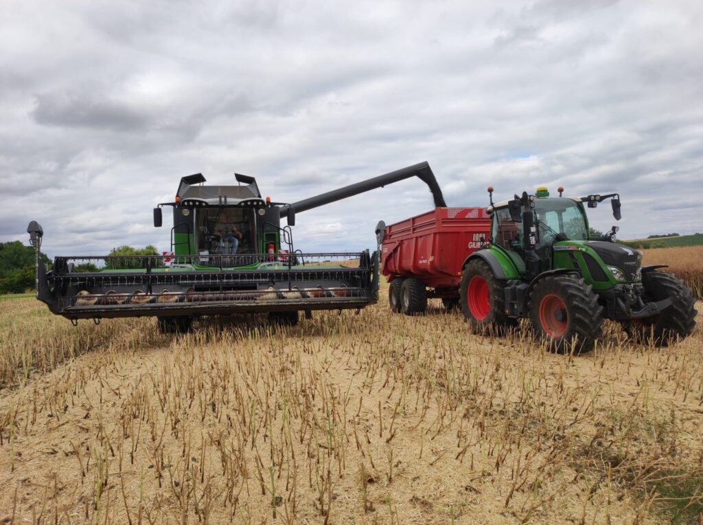 Moissonneuse-batteuse Fendt qui déverse sa récolte dans un tracteur Fendt