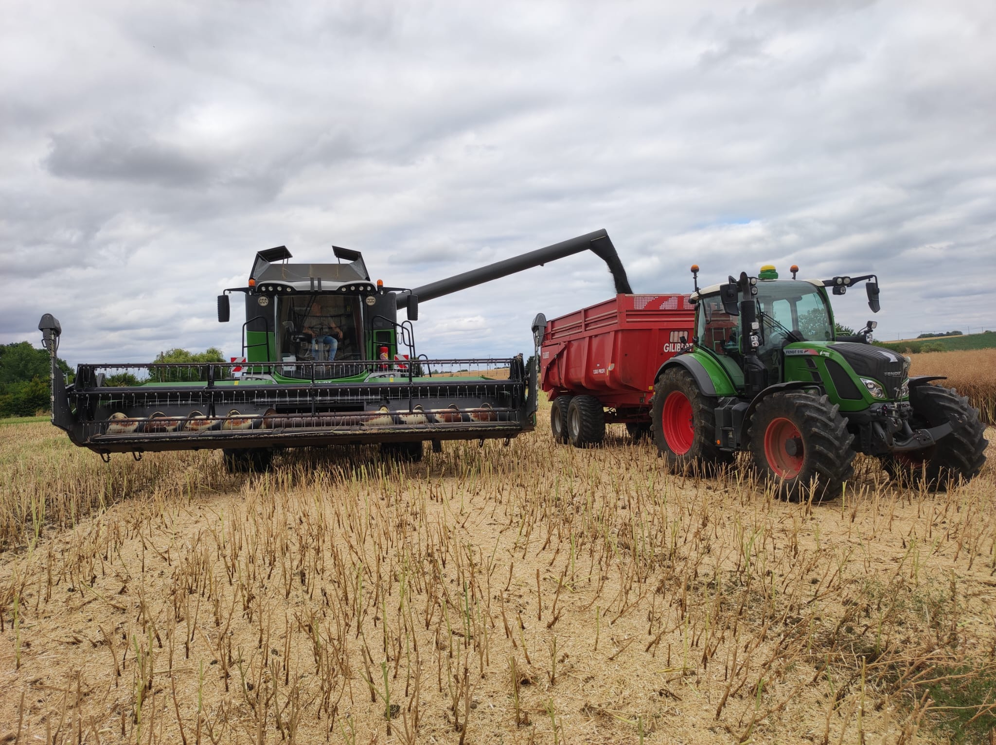 Moissonneuse-batteuse Fendt qui déverse sa récolte dans un tracteur Fendt
