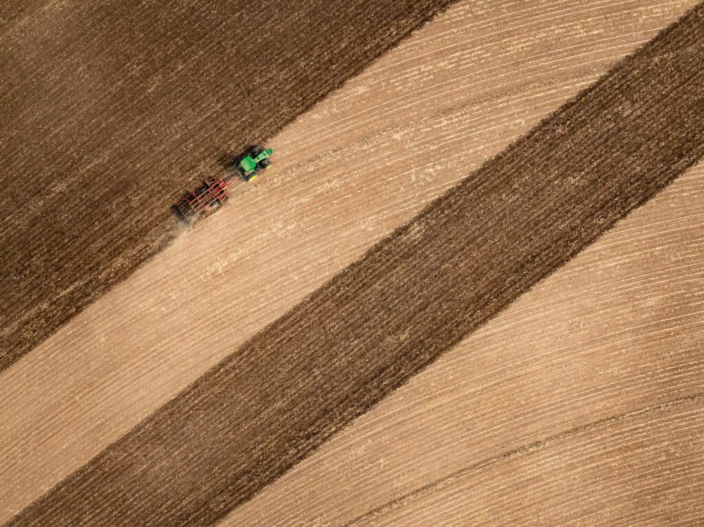 Tracteur dans un champs équipé d'agriculture de précision