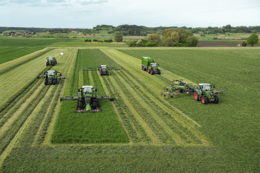 Tracteur Fendt 300 et 500 dans un champs
