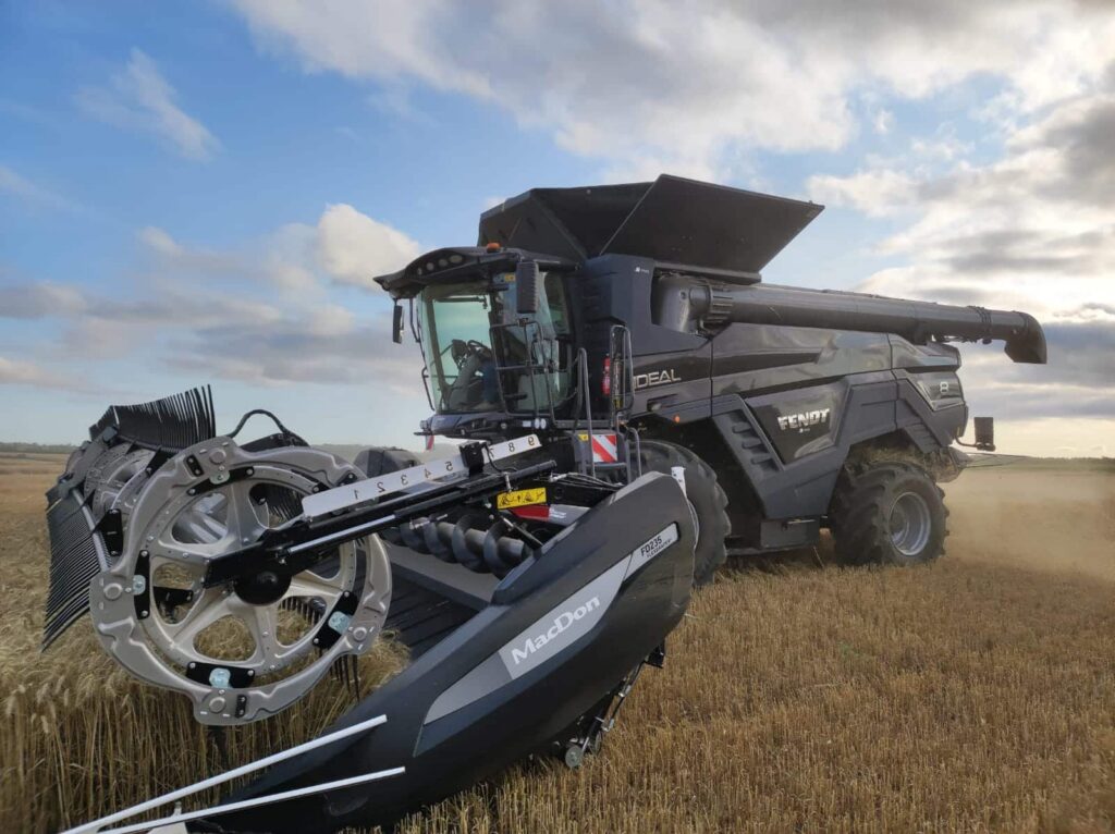 moissonneuse batteuse fendt avec une barre de coupe MacDon