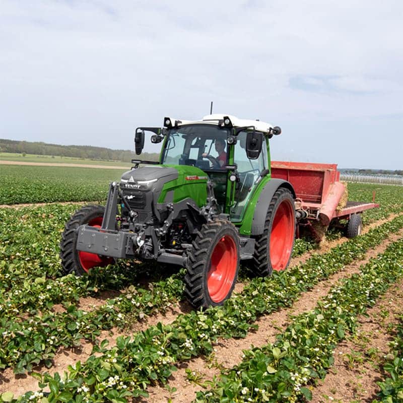Fendt e107s dans un champs de culture maraîchère