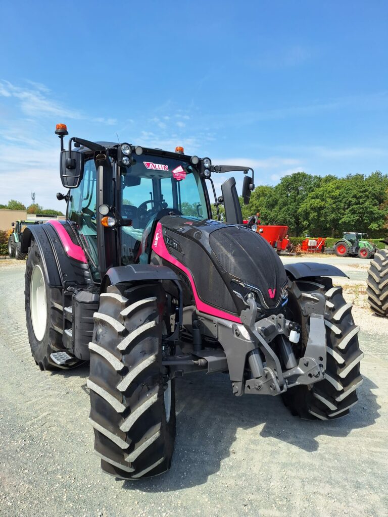Tracteur Valtra accessoirisé aux couleurs de la ligue contre le cancer