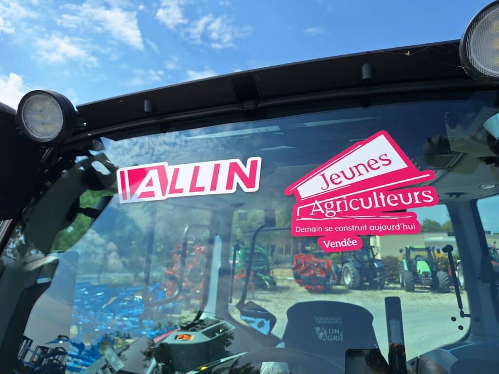 Floquage sur le tracteur valtra des jeunes agriculteurs de la fête de l'agri