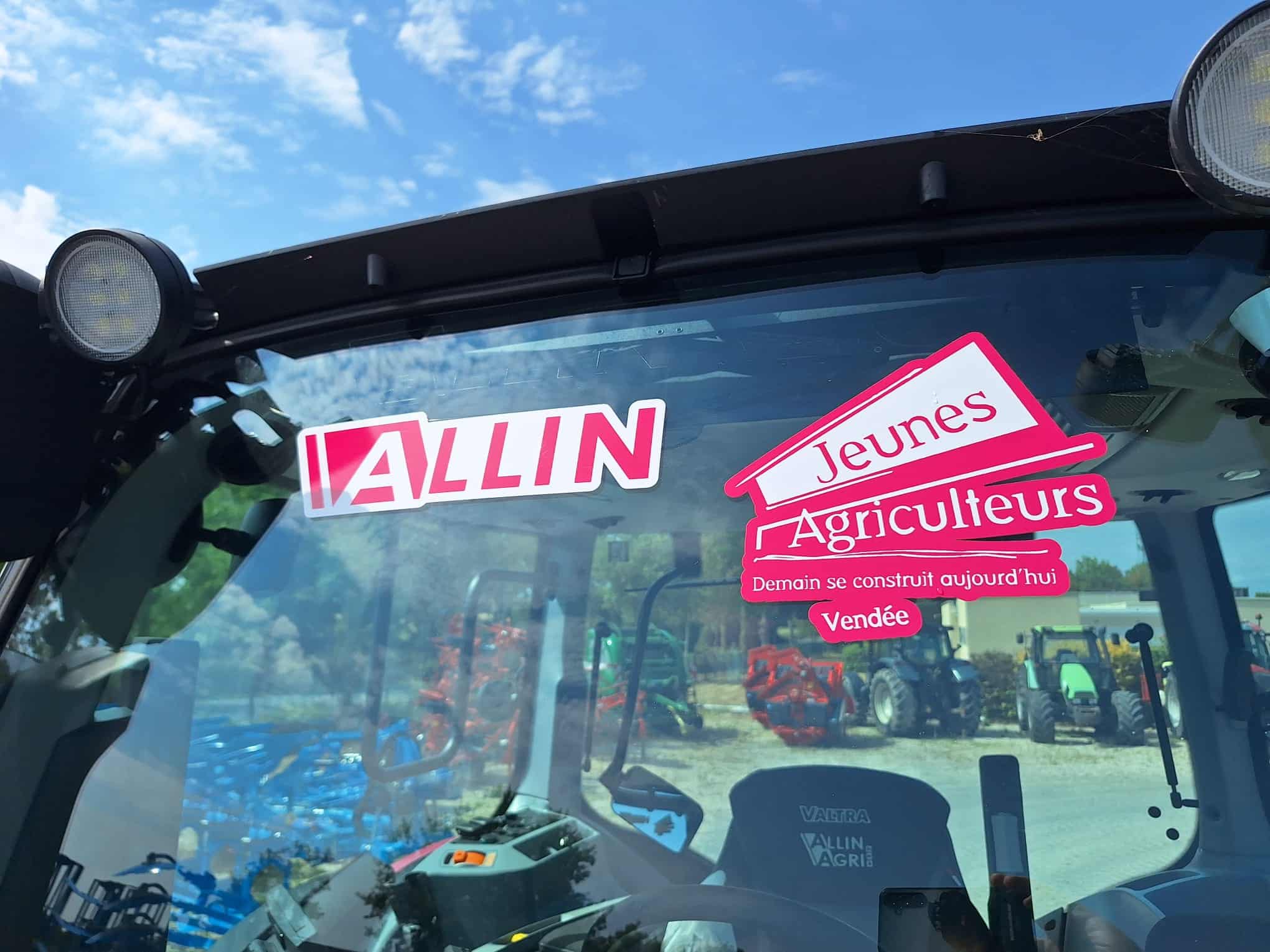 Floquage sur le tracteur valtra des jeunes agriculteurs de la fête de l'agri